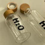 بطری آب تمام پیرکس مدل H2O ، این بطری کاملا ضد باکتری هست، و برای استفاده تمامی نوشیدنی ها و نگهداری مایعات قابل استفاده میباشد، جنس با کیفیت این بطری باعث میشود که ، محتوای داخل بطری به هیچ عنوان مزه و بو نگیرد، حجم این بطری 700سی سی میباشد و در 4 رنگ ، مشیک-سفید-صورتی و آبی میباشد .