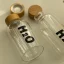 بطری آب تمام پیرکس مدل H2O ، این بطری کاملا ضد باکتری هست، و برای استفاده تمامی نوشیدنی ها و نگهداری مایعات قابل استفاده میباشد، جنس با کیفیت این بطری باعث میشود که ، محتوای داخل بطری به هیچ عنوان مزه و بو نگیرد، حجم این بطری 700سی سی میباشد و در 4 رنگ ، مشیک-سفید-صورتی و آبی میباشد .