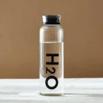 بطری آب تمام پیرکس مدل H2O ، این بطری کاملا ضد باکتری هست، و برای استفاده تمامی نوشیدنی ها و نگهداری مایعات قابل استفاده میباشد، جنس با کیفیت این بطری باعث میشود که ، محتوای داخل بطری به هیچ عنوان مزه و بو نگیرد، حجم این بطری 1000 سی سی میباشد و در 4 رنگ ، مشیک-سفید-صورتی و آبی میباشد .